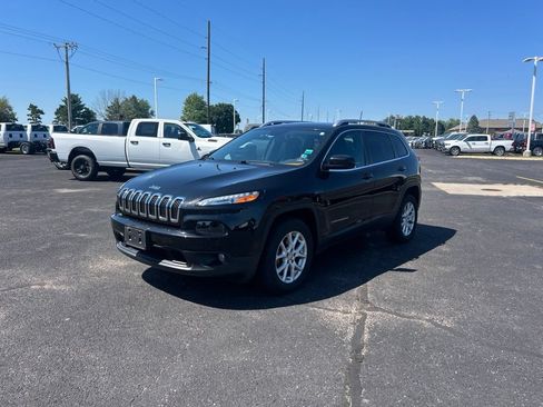 Used 2016 Jeep Cherokee Latitude w/ Cold Weather Group AWD/4WD image 5