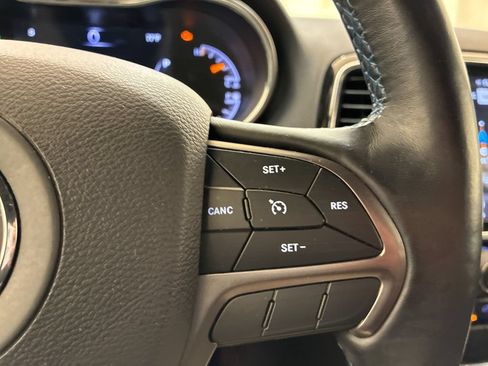 Used 2019 Jeep Grand Cherokee Laredo AWD/4WD image 17