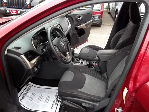 Used 2017 Jeep Cherokee Sport image 8