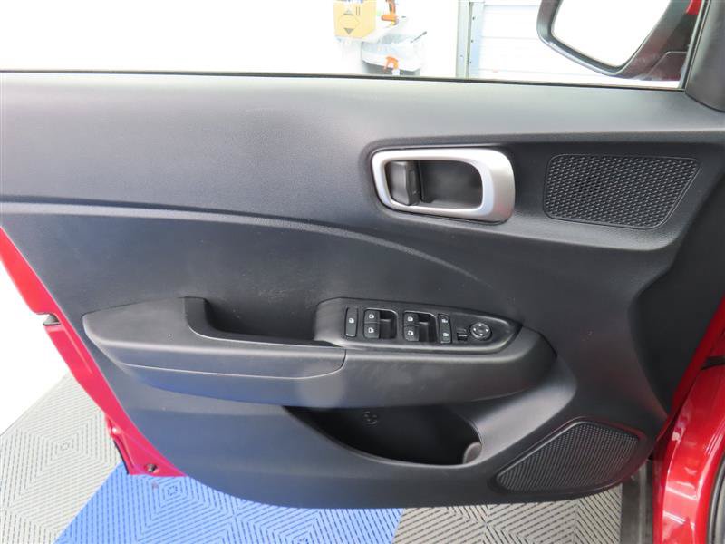 Used 2025 Hyundai Venue SEL FWD image 13
