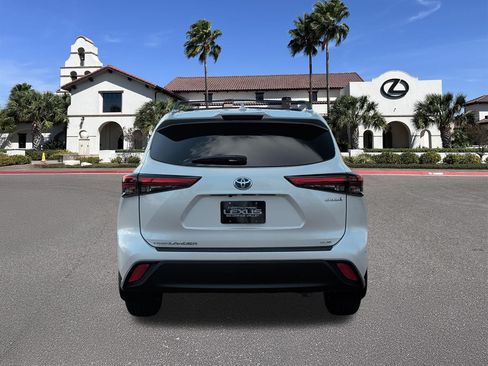 Used 2022 Toyota Highlander XLE FWD image 3