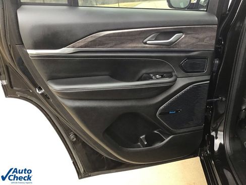 Used 2022 Jeep Grand Cherokee Overland image 12