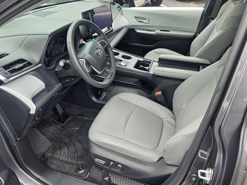 Certified 2025 Toyota Sienna XLE FWD image 15