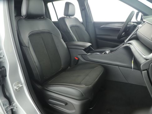 New 2025 Jeep Grand Cherokee Altitude image 21