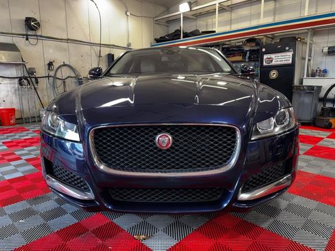 Used 2018 Jaguar XF Premium RWD image 2
