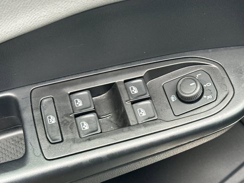 Used 2023 Volkswagen Taos SE image 12