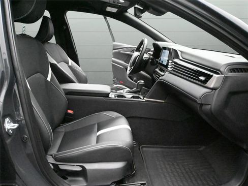 Used 2025 Toyota Camry SE w/ Convenience Package image 14