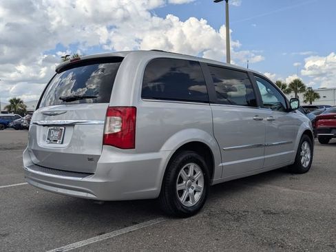 Used 2012 Chrysler Town & Country Touring FWD image 5