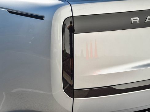 Used 2025 Land Rover Range Rover SE image 8