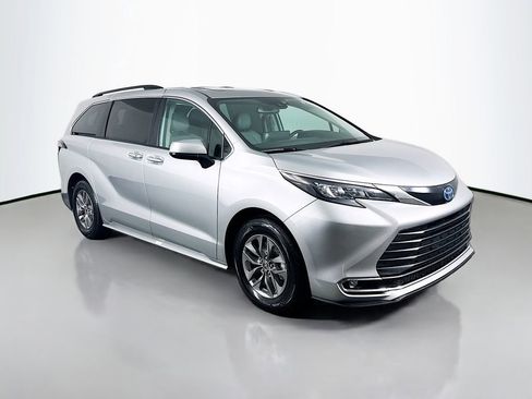 Certified 2024 Toyota Sienna XLE image 3