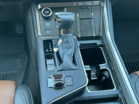 Used 2025 Lexus GX 550 w/ Accessory Package (2T) AWD/4WD image 25