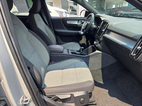 Used 2024 Volvo XC40 B5 Core image 6