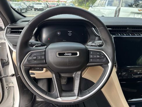 Used 2023 Jeep Grand Cherokee Limited w/ Luxury Tech Group II AWD/4WD image 15