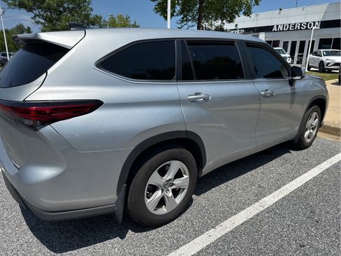 Used 2023 Toyota Highlander LE AWD/4WD image 3