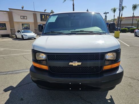 Used 2017 Chevrolet Express 3500 Extended RWD image 2