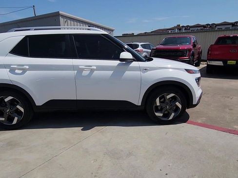Used 2023 Hyundai Venue SEL FWD image 9
