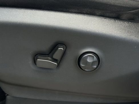 Used 2022 Chrysler Voyager LX image 24