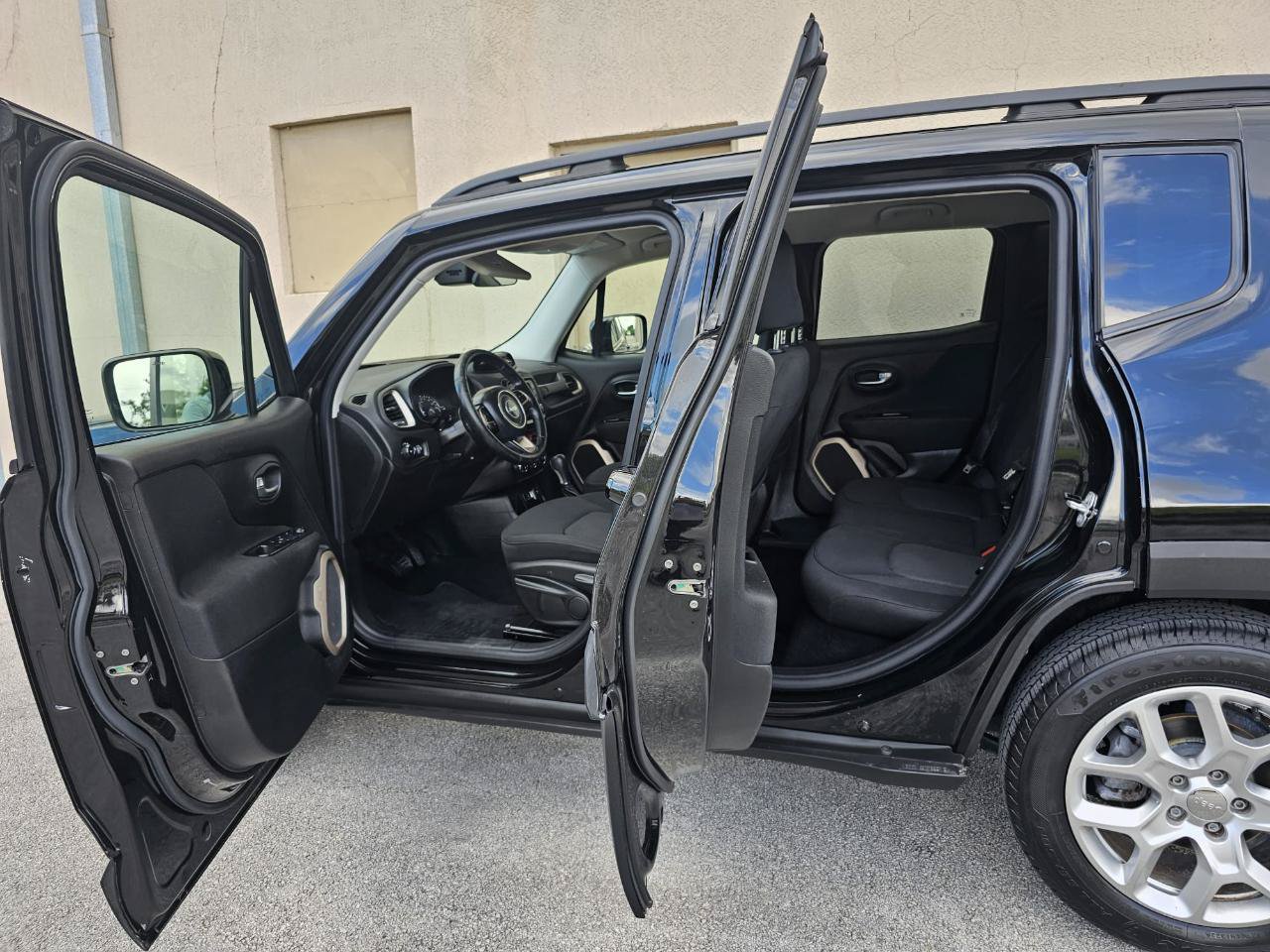 Used 2015 Jeep Renegade Latitude FWD image 21