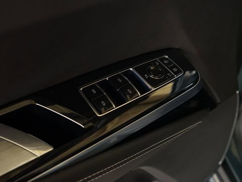 Used 2025 Cadillac Escalade ESV V AWD/4WD image 25
