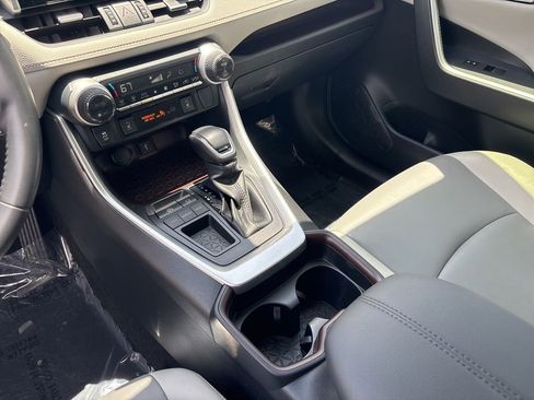 Used 2020 Toyota RAV4 Limited FWD image 31