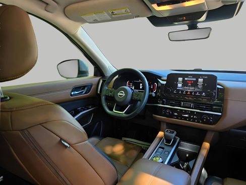Used 2025 Nissan Pathfinder Platinum AWD/4WD image 13