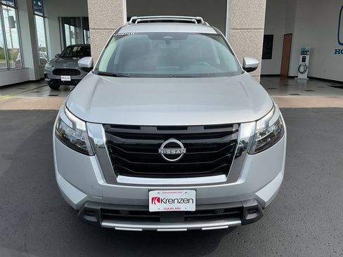 Used 2025 Nissan Pathfinder SL AWD/4WD image 2