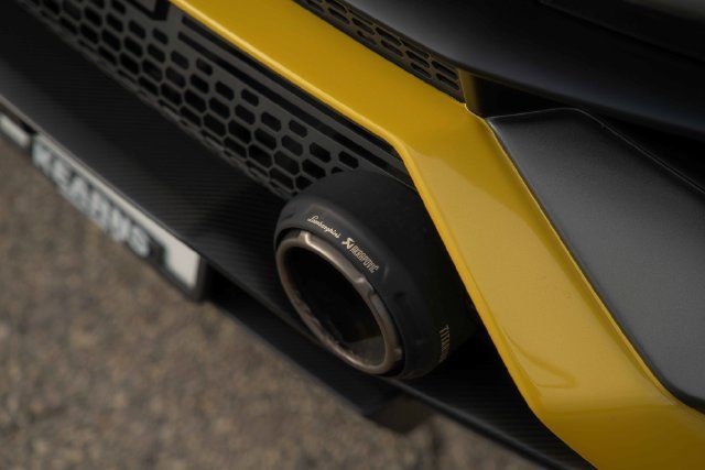 Used 2022 Lamborghini Huracan STO RWD image 32