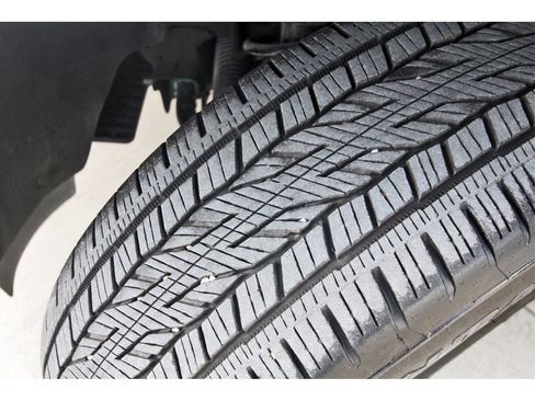 Used 2024 GMC Yukon SLT w/ SLT Premium Package image 34