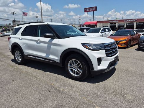 Used 2025 Ford Explorer Active AWD/4WD image 8