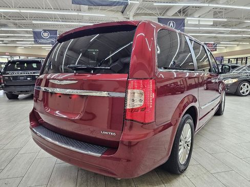 Used 2013 Chrysler Town & Country Limited w/ Luxury Group FWD image 6