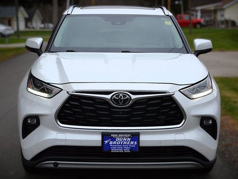 Used 2022 Toyota Highlander Platinum image 2