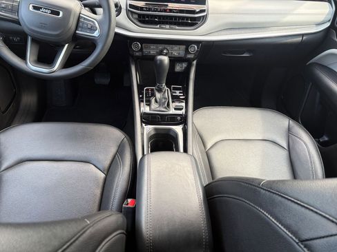 Used 2025 Jeep Compass Limited image 41