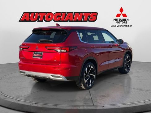 Used 2024 Mitsubishi Outlander SE image 2