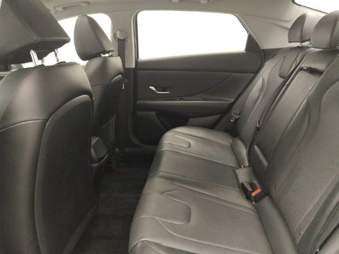 Used 2022 Hyundai Elantra Limited w/ Preferred Accessory Package FWD image 18