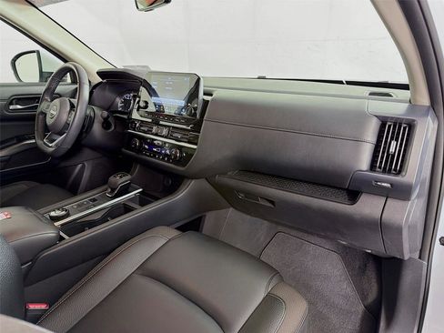 Used 2025 Nissan Pathfinder SL AWD/4WD image 29