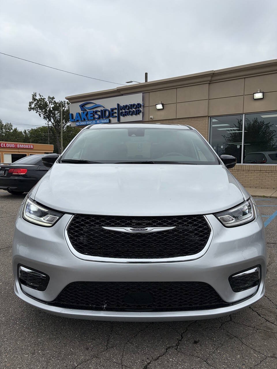 Used 2026 Chrysler Pacifica Limited FWD image 2