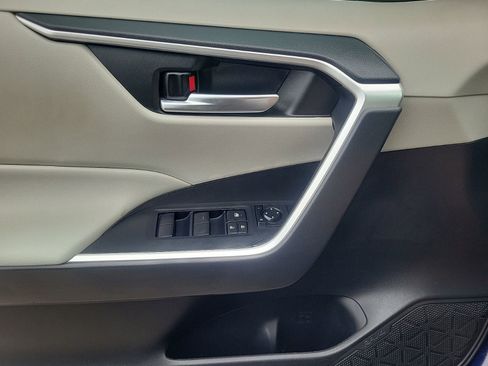 Used 2021 Toyota RAV4 XLE w/ Convenience Package FWD image 18