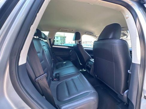 Used 2016 Volkswagen Touareg Sport image 30