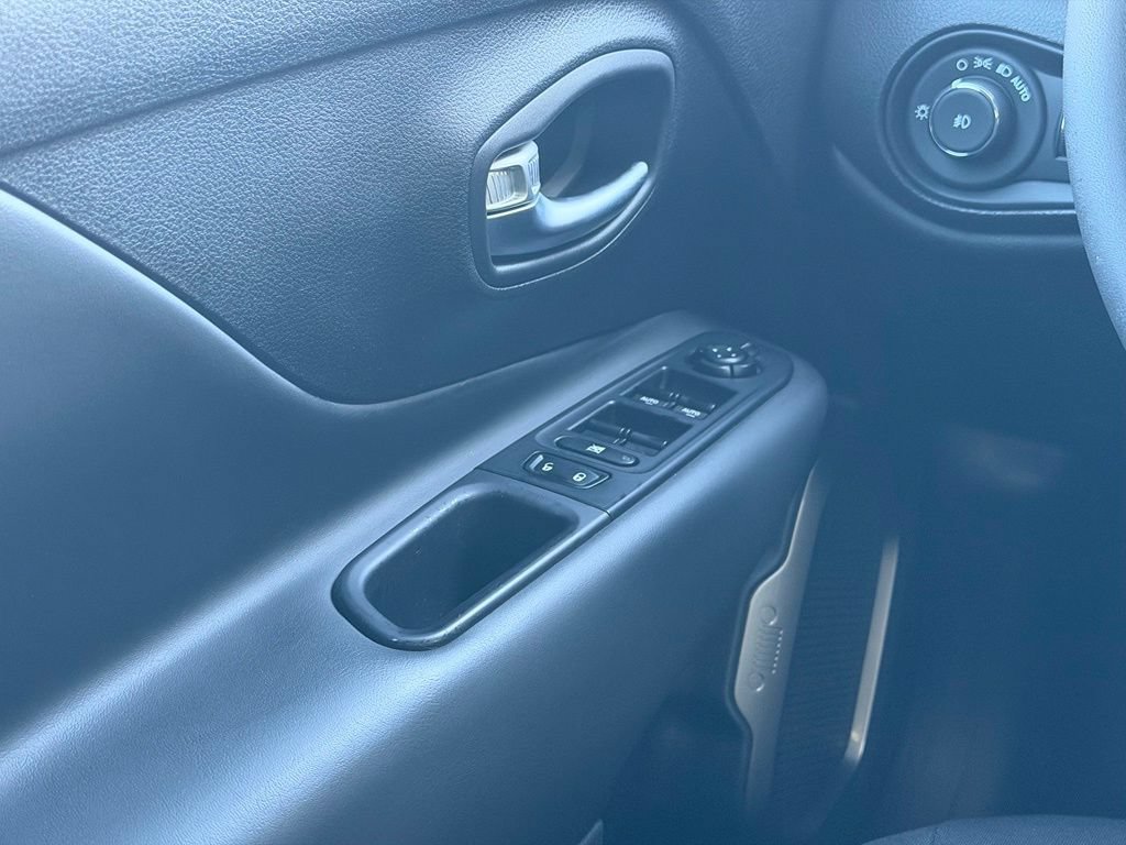 Certified 2022 Jeep Renegade Latitude AWD/4WD image 9