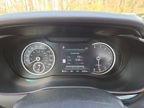 Used 2025 Genesis G70 2.5T image 13