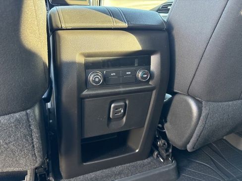 Used 2023 Chevrolet Traverse LT image 10