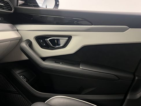 Used 2023 Lamborghini Urus S AWD/4WD image 32