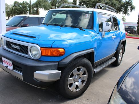 Used 2007 Toyota FJ Cruiser 2WD w/ Upgrade Pkg 2 image 4