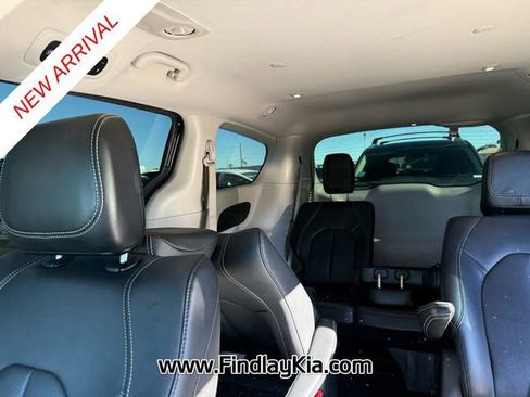 Used 2024 Chrysler Pacifica Select image 11
