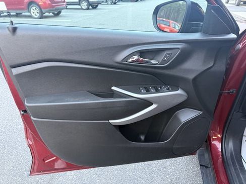 Used 2024 Chevrolet Trax RS w/ Sunroof Package image 12