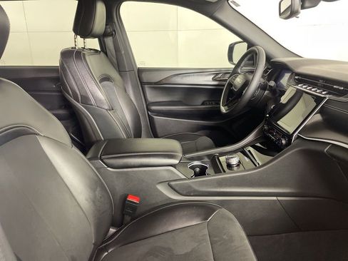 Used 2024 Jeep Grand Cherokee L Laredo image 13