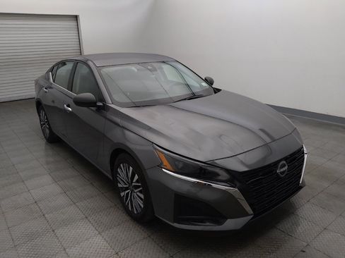Used 2025 Nissan Altima 2.5 SV FWD image 13