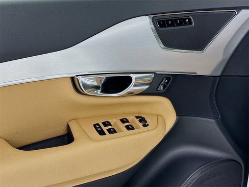 Used 2016 Volvo XC90 T5 Momentum image 19