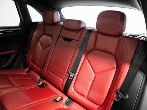 Certified 2023 Porsche Macan AWD/4WD image 32