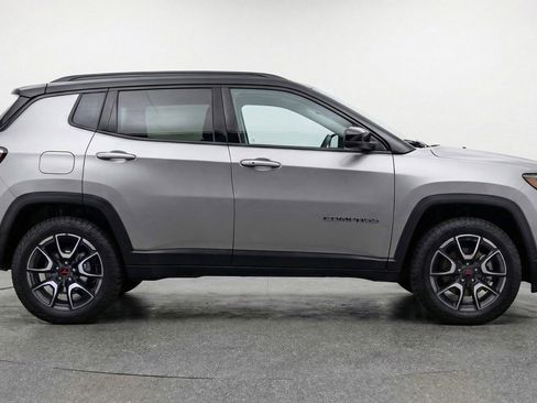 Used 2025 Jeep Compass Trailhawk image 11
